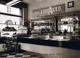 Interieur di un bar vintage con bancone, bottiglie e decorazioni in un'atmosfera nostalgica.